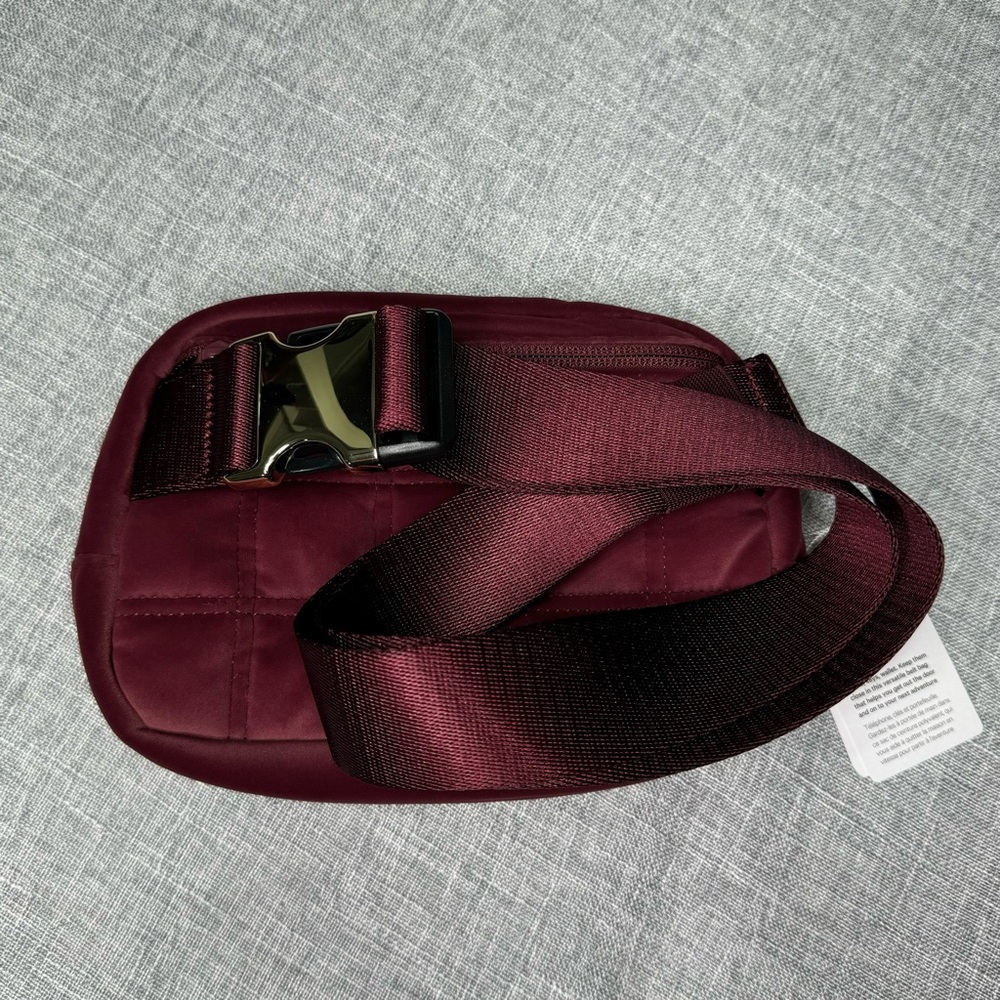 Lululemon Everywhere Belt Bag Quilted Velour Wine Berry Velvet Crossbody Bag NWT - Picture 9 of 10